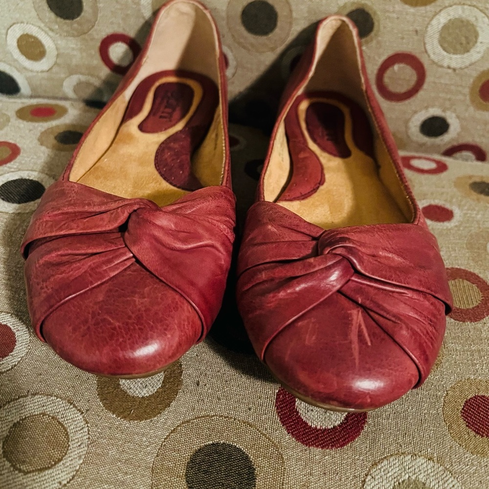 Brand: BORN Womens Lilly Knot-Front Slip On Ballet Flats Red Size 7.5 - Picture 3 of 6